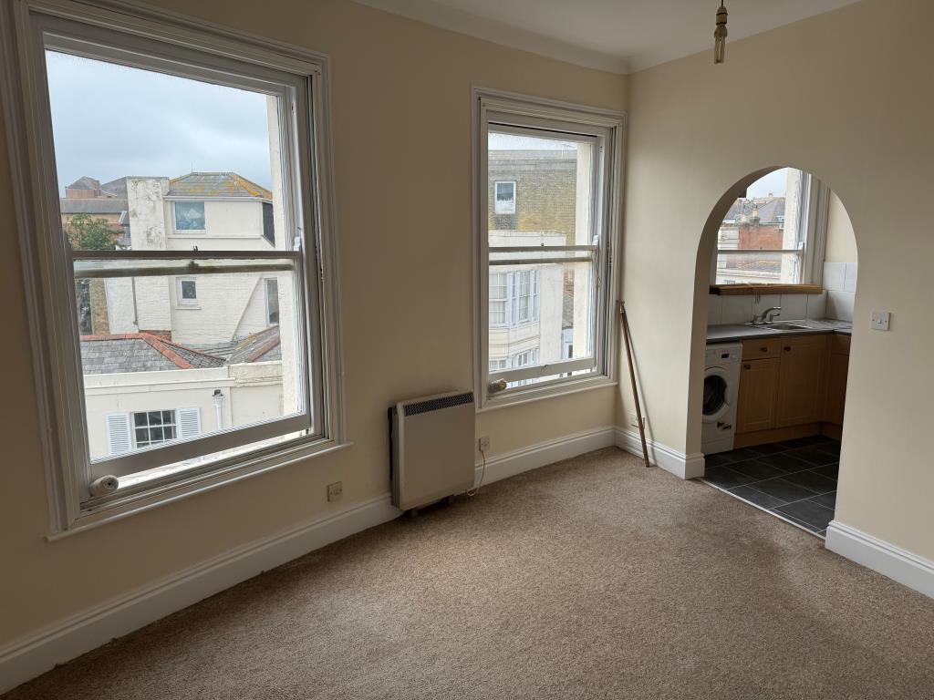Lot: 59 - TOWN CENTRE FLAT FOR INVESTMENT OR OCCUPATION - The Living Room Looking Towards the Kitchen